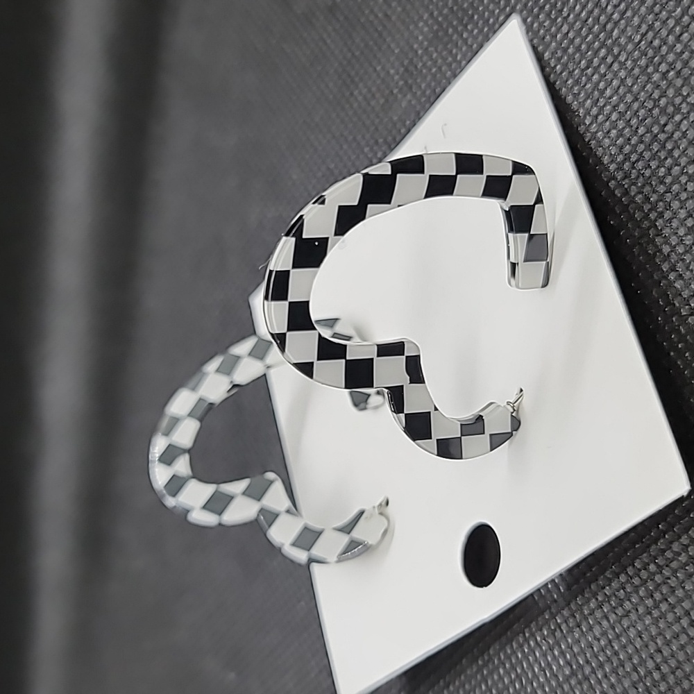 NWOT Cute Mosaic vintage style black & white heart earrings